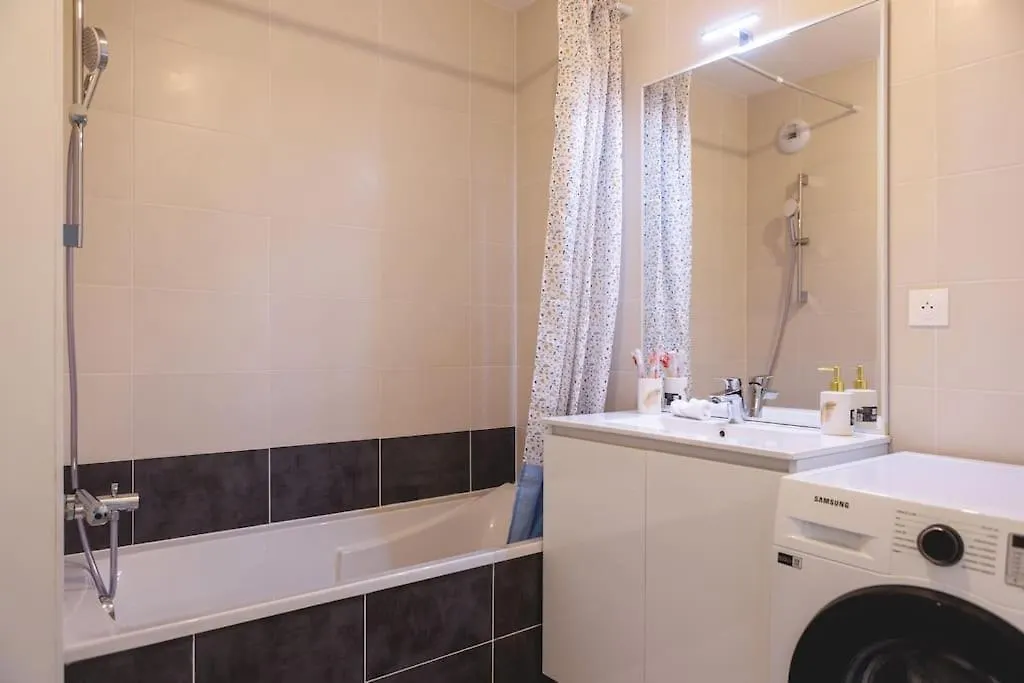 Superbe Appartement 2 Chambres - Parking Gratuit Bourg-en-Bresse 0*,  France